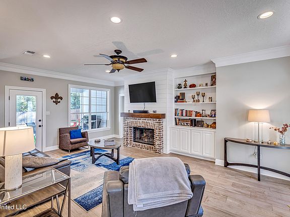 3rd image of 15336 Lakeview Ct