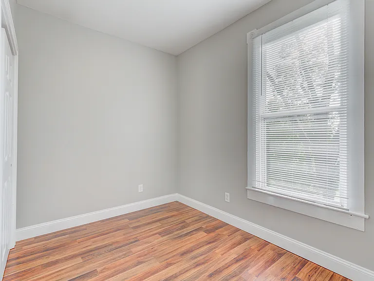 217 W Collins St #B — Photo 11
