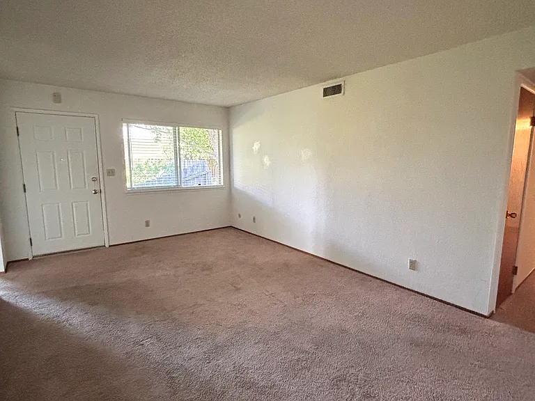 1347 Palomar Cir #1 — Photo 7