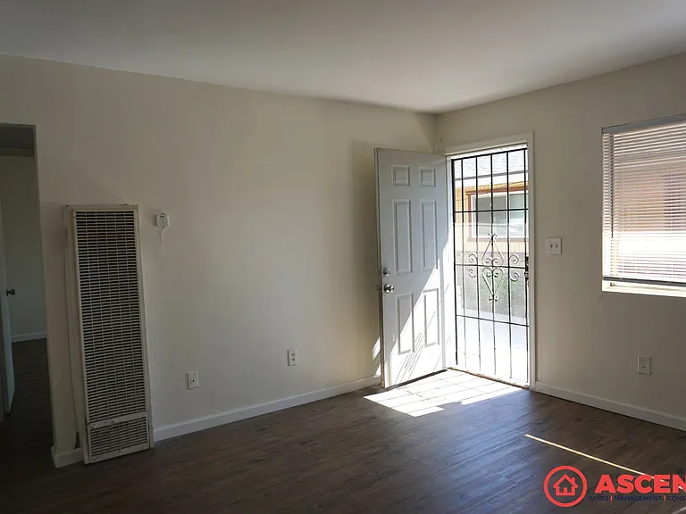 914 Quincy Street — Photo 2