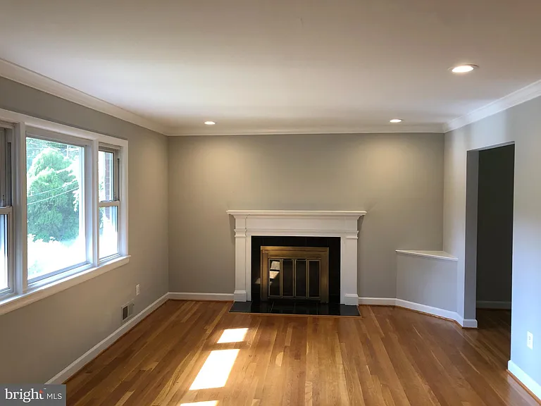 2701 Lorcom Ln — Photo 7