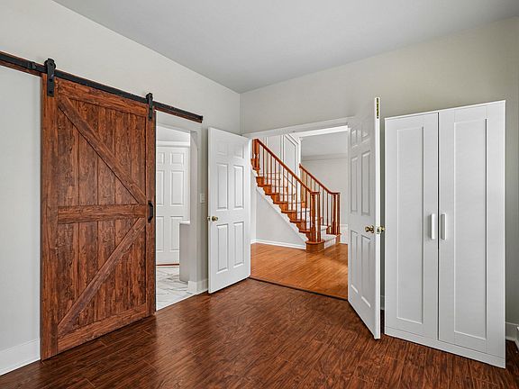 4th image of 952 Devonshire Cir