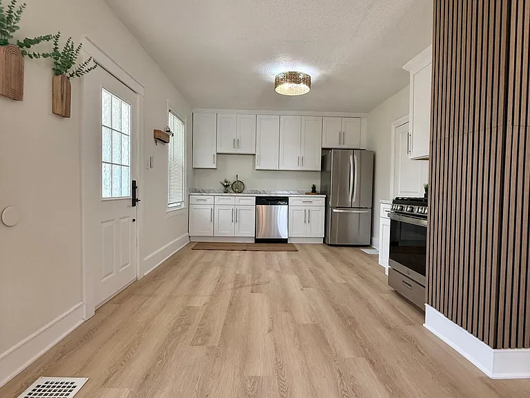 2094 W 44th St #FRONT — Photo 3