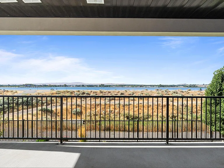 Columbia River Walk Apartments — Photo 163