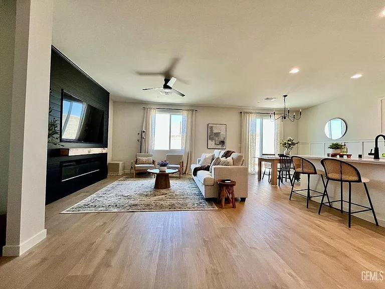 8614 Avon St — Photo 2