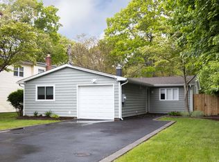 40 Holly Ln, Shirley, NY 11967