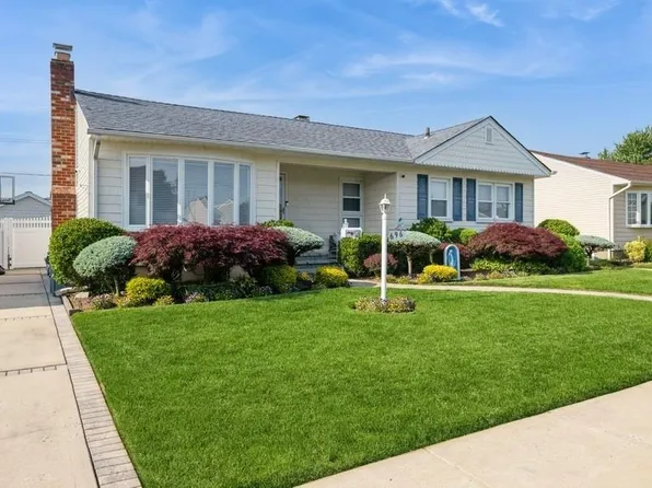 696 Byron Avenue, Franklin Square, NY 11010