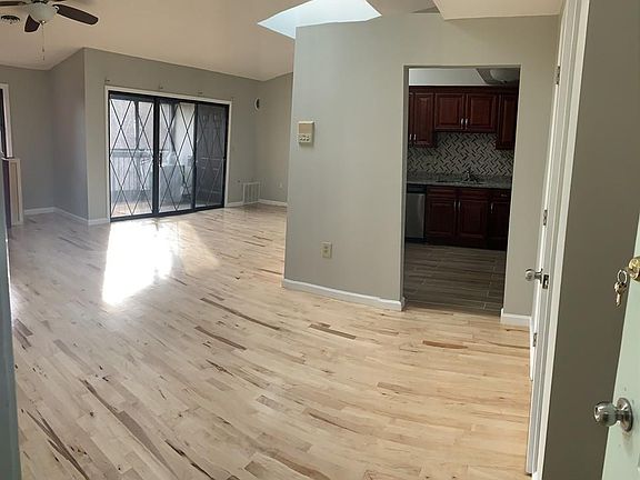 3rd image of 15 Thompson Dr APT 21