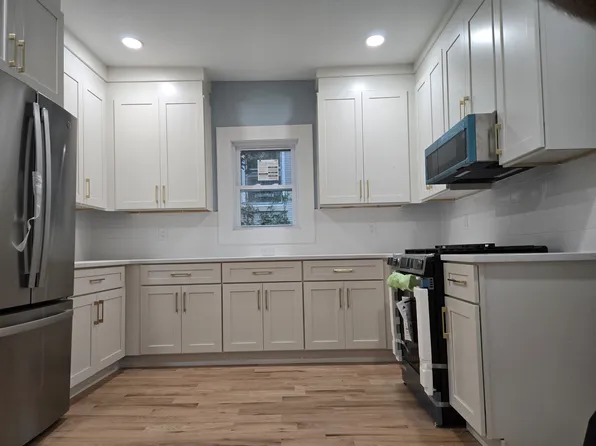 427 Magnolia St, Beverly, NJ 08010
