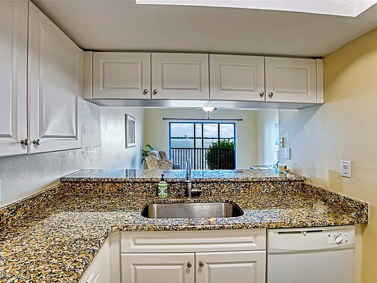 1900 Virginia Ave #102 — Photo 11