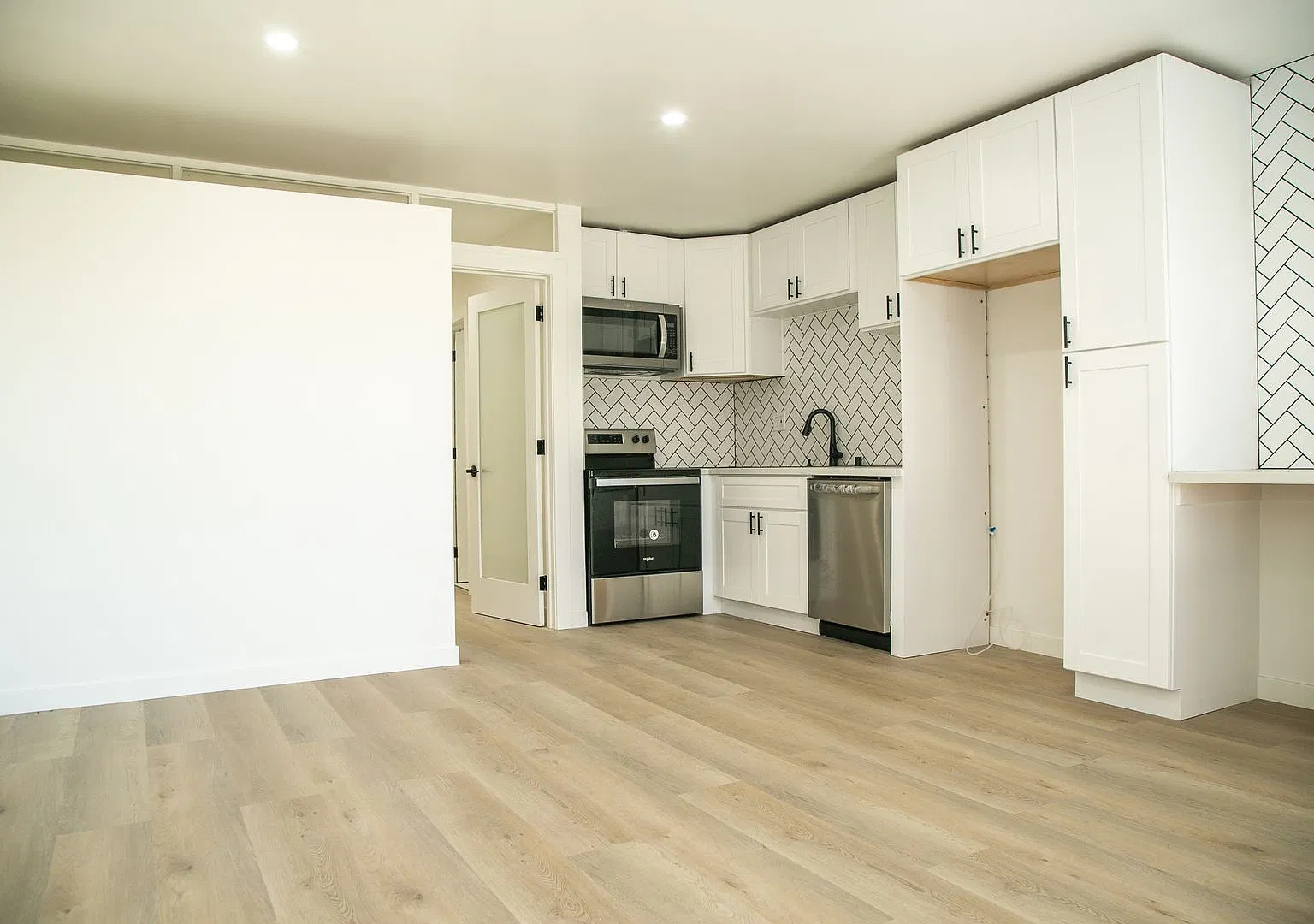 Horn Ave Apartments — Photo 1