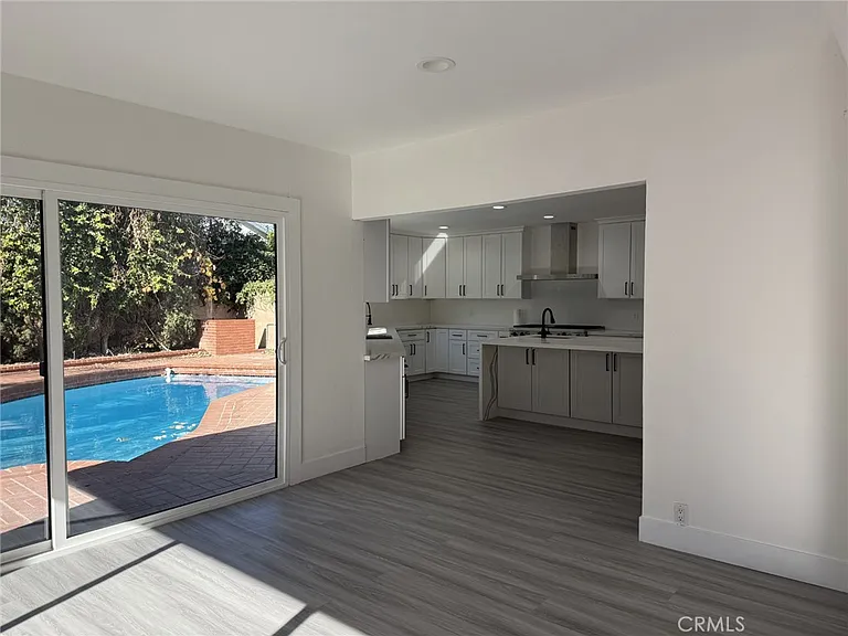 5527 Beckford Ave — Photo 10