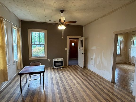 4th image of 701 E 10th St
