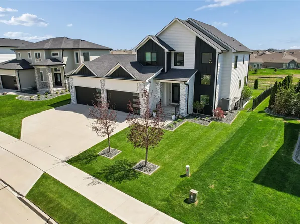 17636 Aurora Dr, Clive, IA 50325
