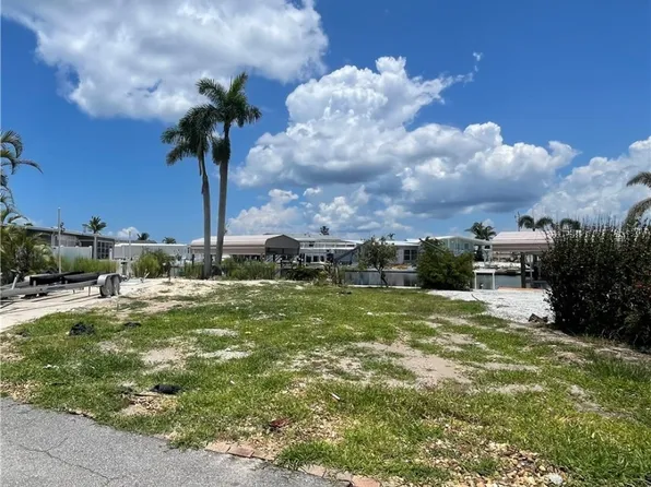 3902 Blueberry Ln, Saint James City, FL 33956