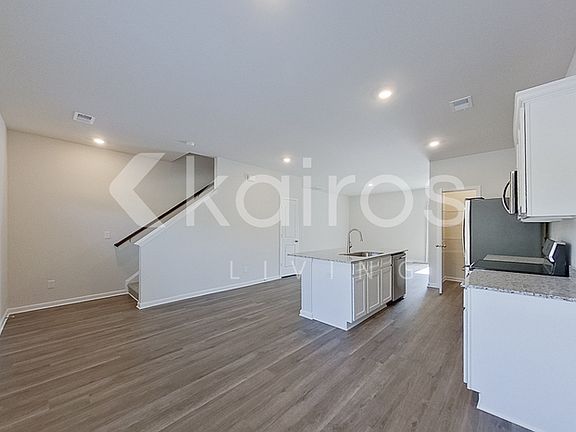 4th image of 2461 Banyan Cir