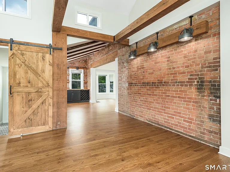 560 Manchester Rd — Photo 8