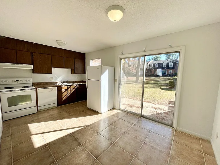 1704 Devonwood Dr — Photo 7