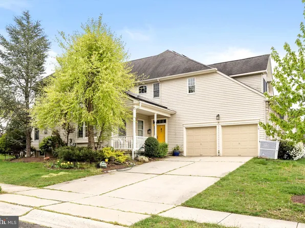 5 Wheatfield Ct, Columbus, NJ 08022