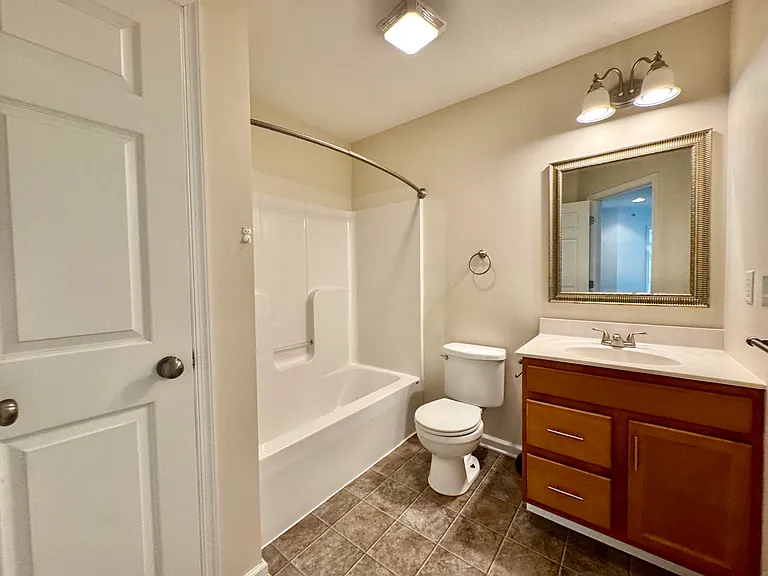 195 Moul Ave - Hall Full Bathroom Upper Level