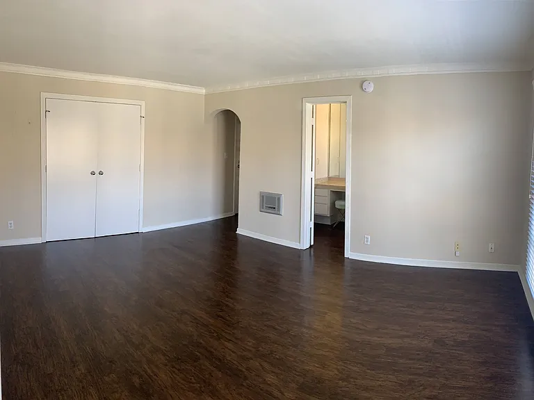 Lindbrook Manor Apartments — Photo 72