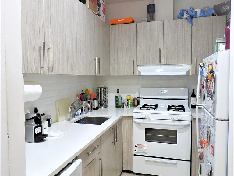 218 E 14th St #5R — Photo 4