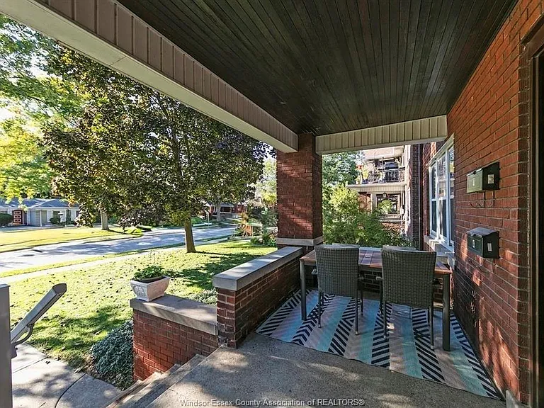 1596 Victoria Ave — Photo 3