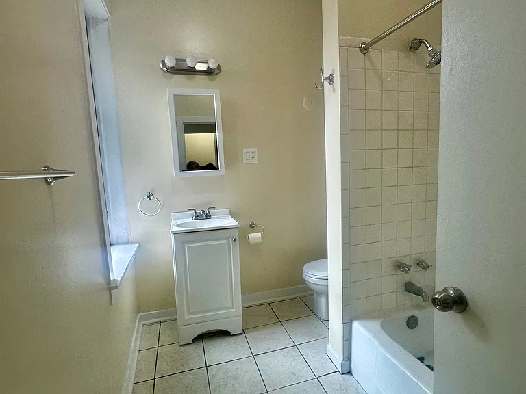 1008 W Argyle St #3E — Photo 8