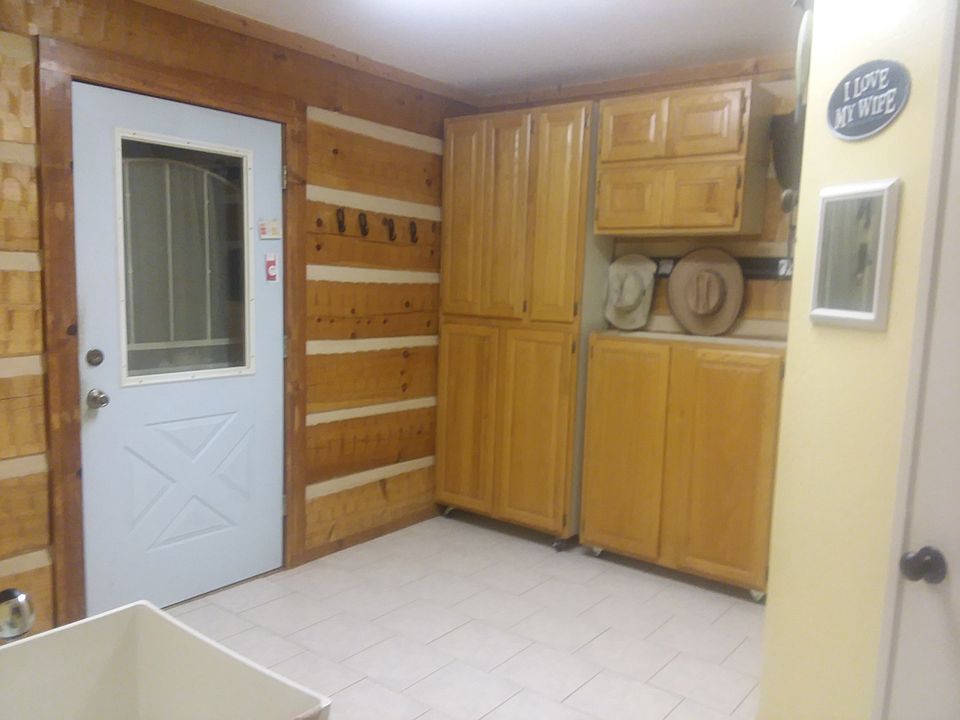 utility room with deep sink 