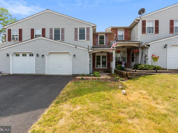 13 Grove Cir, Sellersville, PA 18960