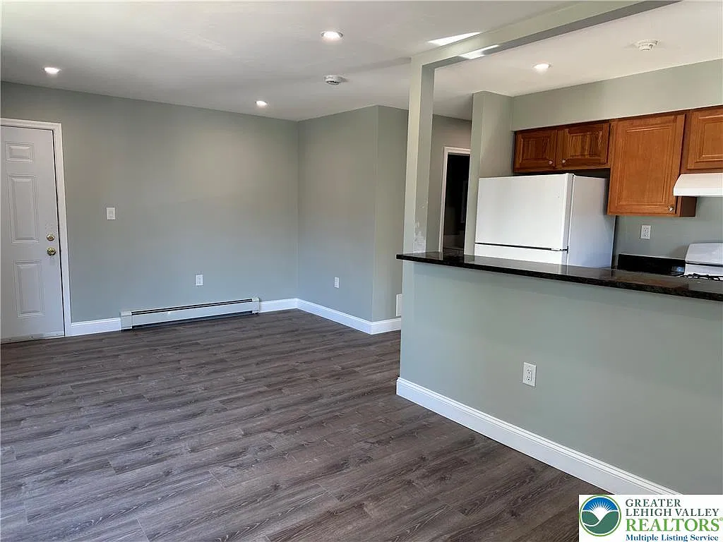 2 bed, 1.0 bath, 850 sqft, $1,600 — Photo 3