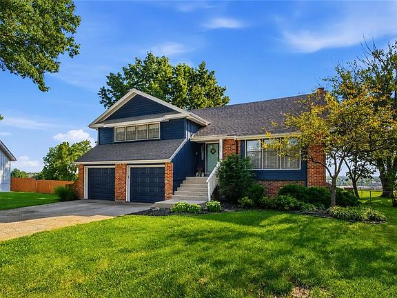 3rd image of 416 N Persimmon Dr