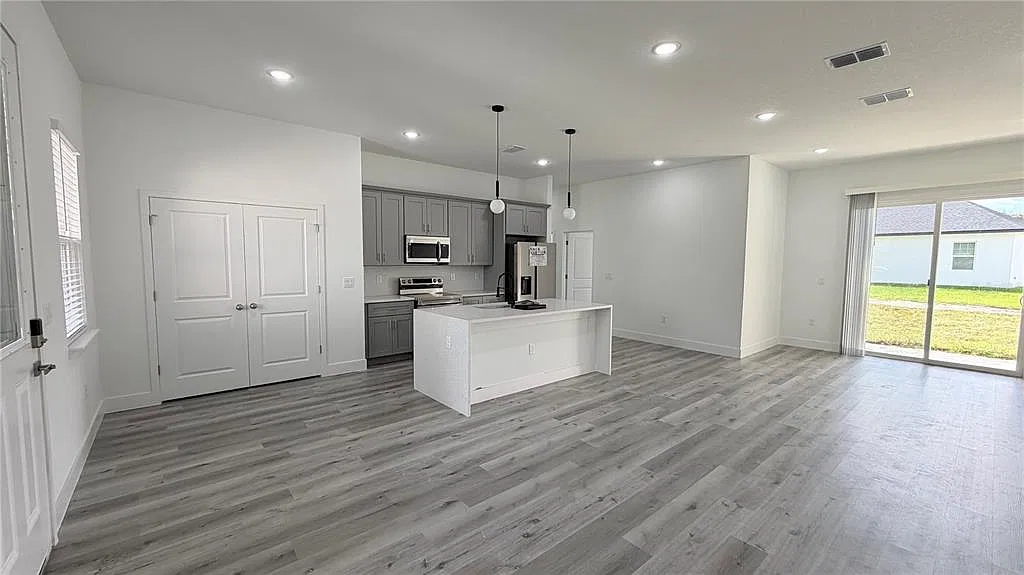 4 bed, 2.0 bath, 1820 sqft, $2,100 — Photo 4