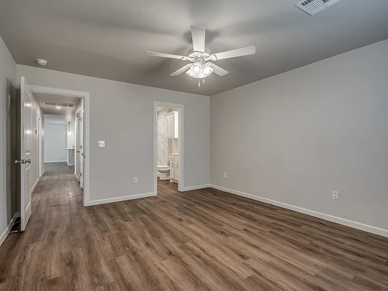 1523 Morton Ave — Photo 4