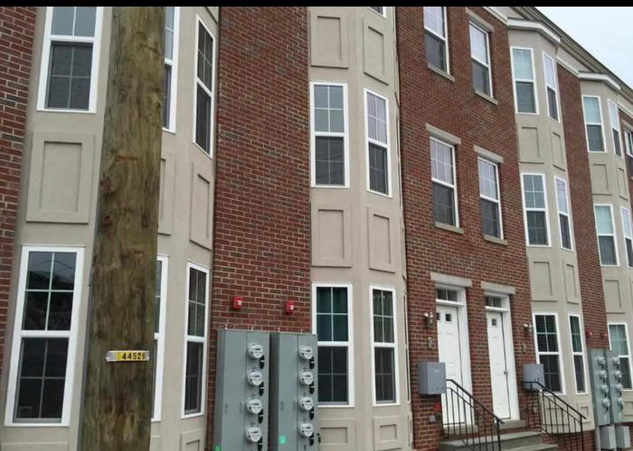 2 bed, 1000 sqft, $1,800 — Photo 1