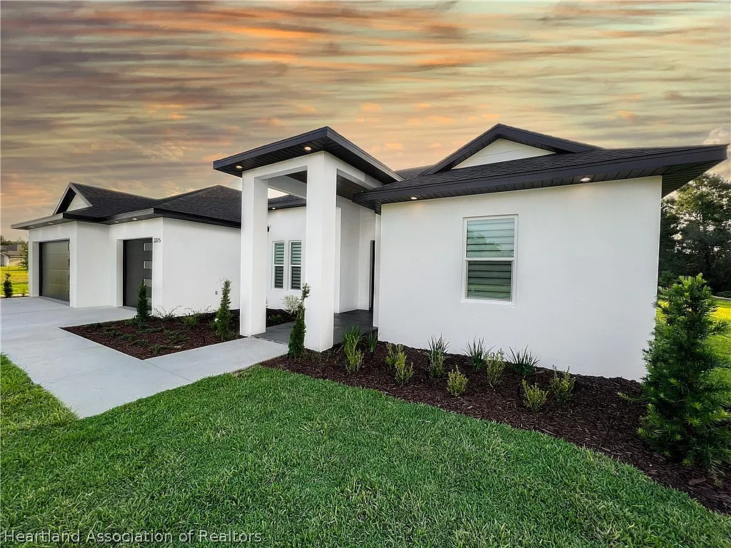 3 bed, 2.0 bath, 2187 sqft, $2,800 — Photo 2