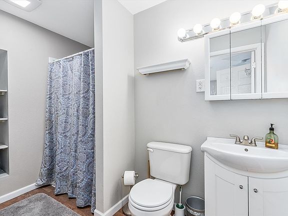 4th image of 1001 N Lindsay St