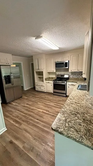 4 bed, 3.0 bath, 2336 sqft, $2,400 — Photo 2