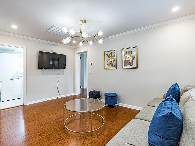 110 Jordan Ln — Photo 15