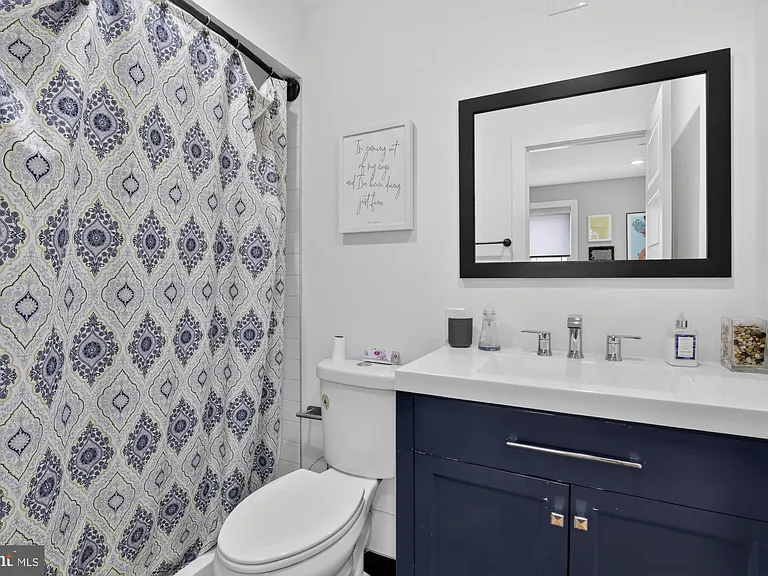 2328 E Fletcher St — Photo 41