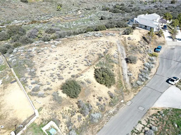 8340 Highland Ct, Oak Hills, CA 92344