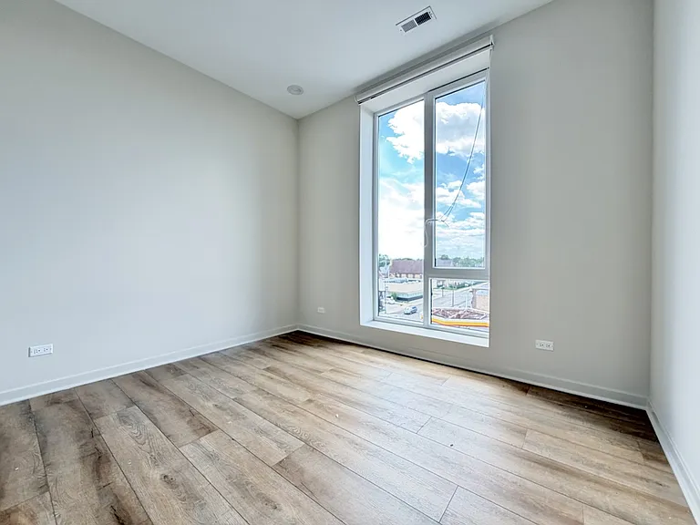 3207 N Narragansett Ave #504 — Photo 13