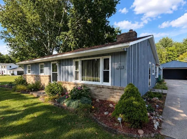 21991 Huron River Dr, New Boston, MI 48164