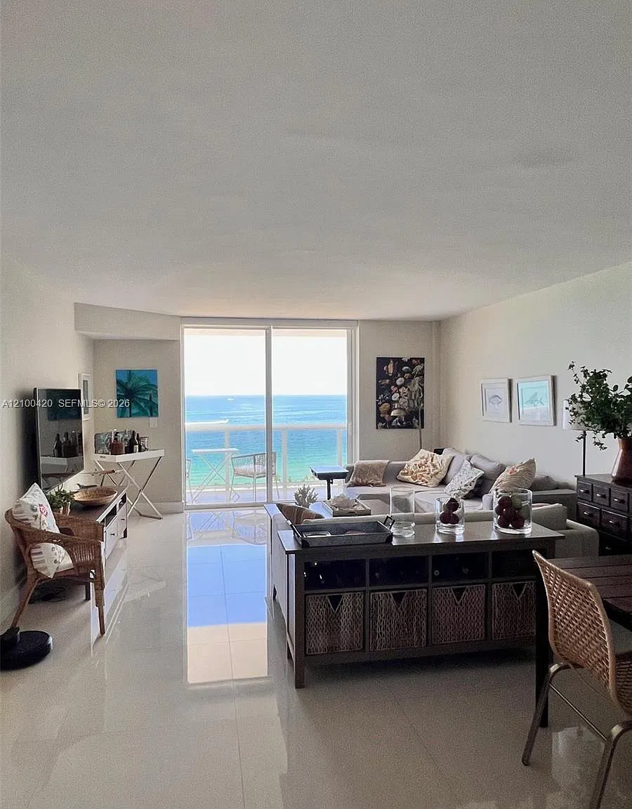 Harbour House Condominium — Photo 1
