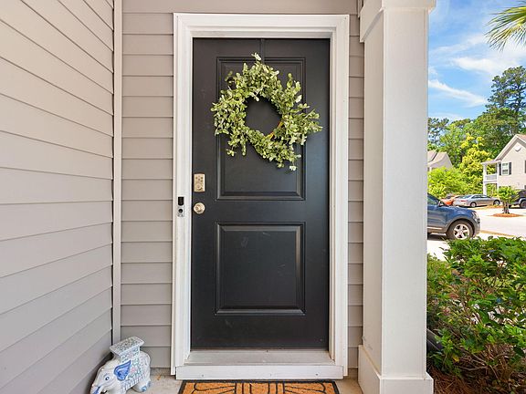 4th image of 275 Spencer Cir