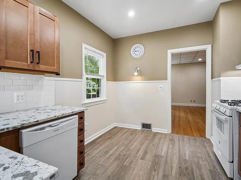 47 Rose Ave — Photo 6
