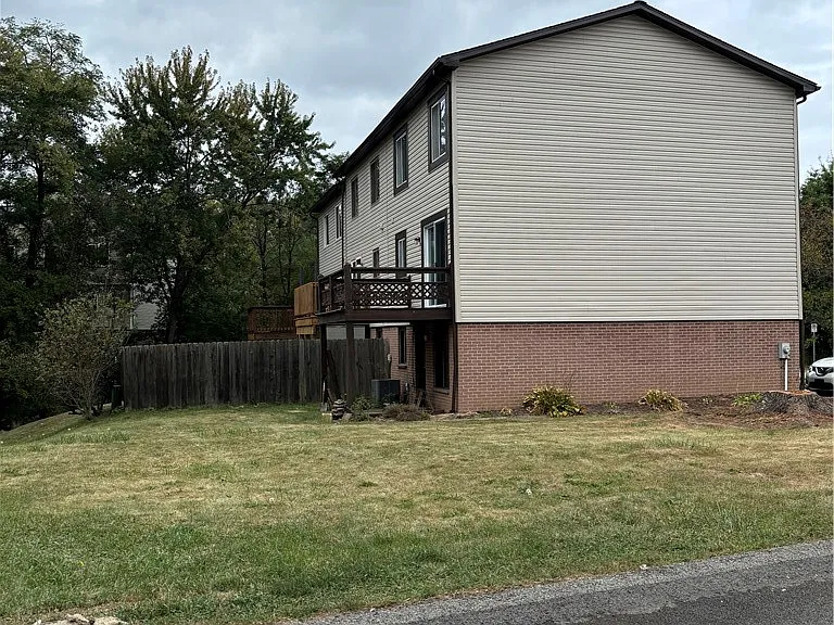 3204 Camberly Dr — Photo 3