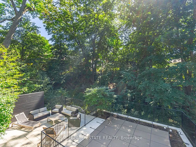 11 Pine Cres — Photo 46