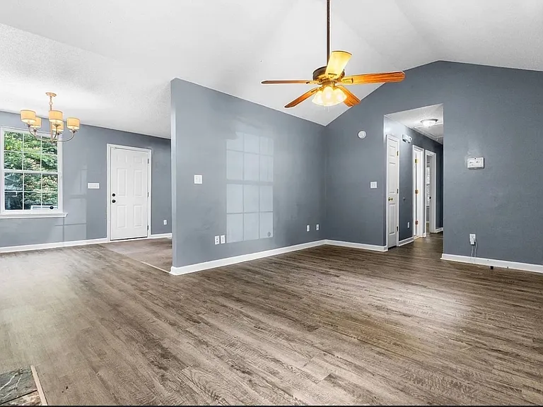 4223 Woodridge Dr — Photo 4