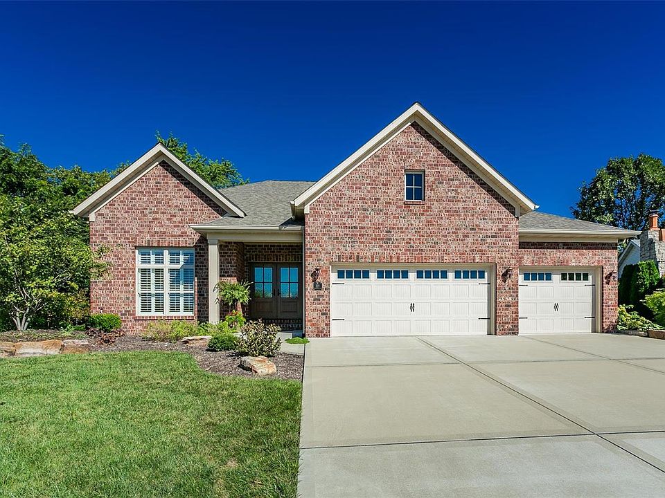 1st image of 221 Fountain Dr